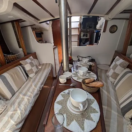 Sejour Insolite A Bord D'un Voilier De 11m - Charmante Marina Proche Barcelone Botel